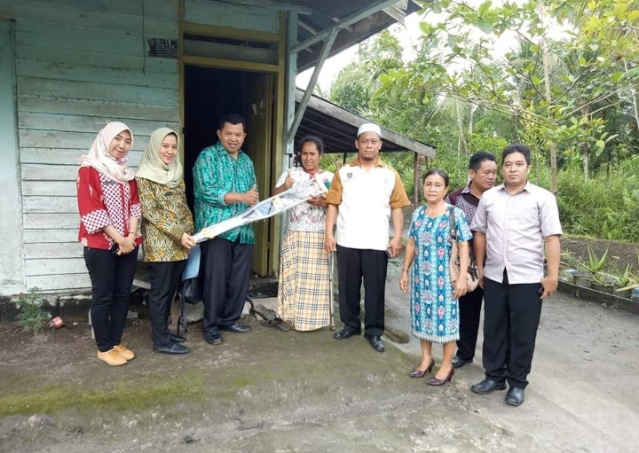 Warga Kurang Mampu Dapat Bantuan Kursi Roda