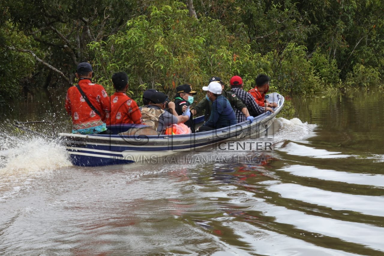 Sebanyak 1.750 Paket Sembako Dan Uang Tunai Diserahkan Gubernur Kalteng Untuk Masyarakat Terdampak Covid-19 Di Kec. Mentaya Hulu Kotim