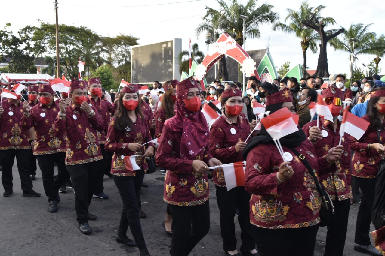 Disperkimtan Prov. Kalteng Usung Tema Tingang Kecapi Tamangung Dalam Pawai Budaya FBIM 2022