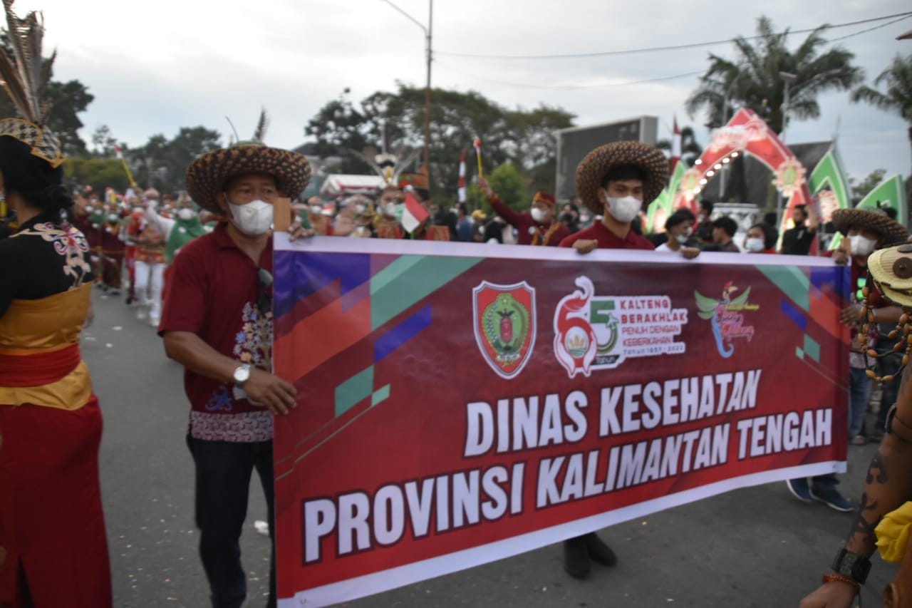 Dinas Kesehatan Prov. Kalteng Mengusung Tarian Cerdik Dalam Pawai Budaya FBIM 2022