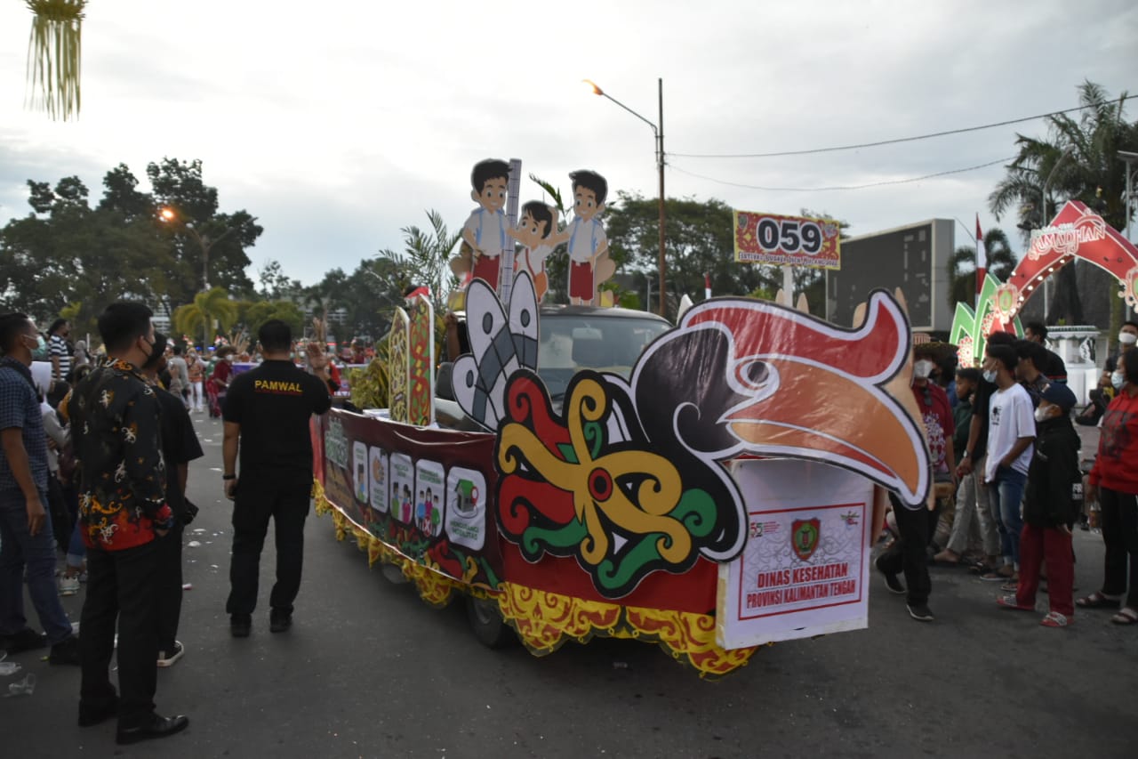 Dinas Kesehatan Prov. Kalteng Mengusung Tarian Cerdik Dalam Pawai Budaya FBIM 2022