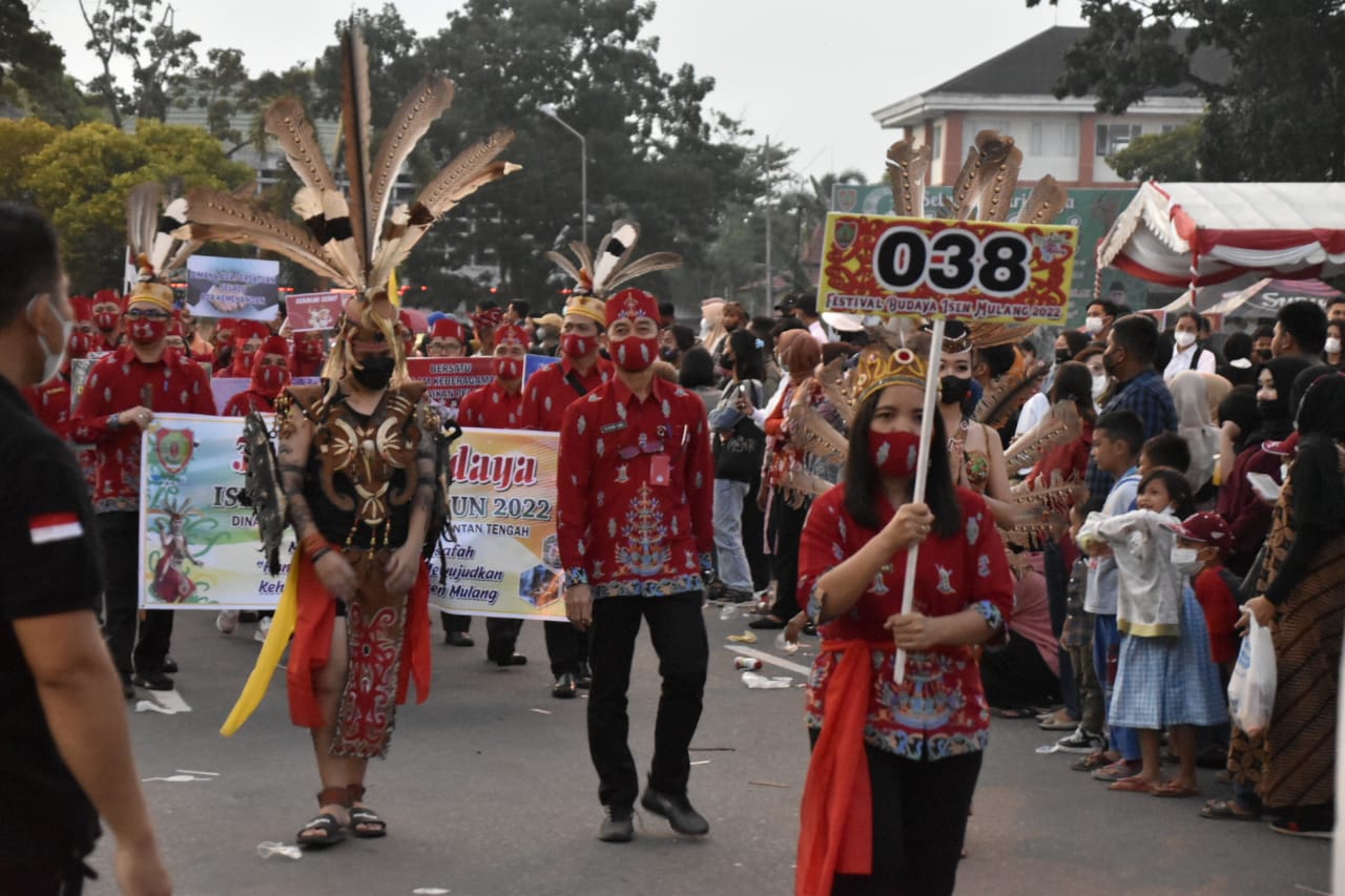Dinas Pendidikan Prov. Kalteng Suguhkan Mobil Hias Ornamen Relief Dayak dan Huma Betang Pada Pawai Budaya FBIM 2022