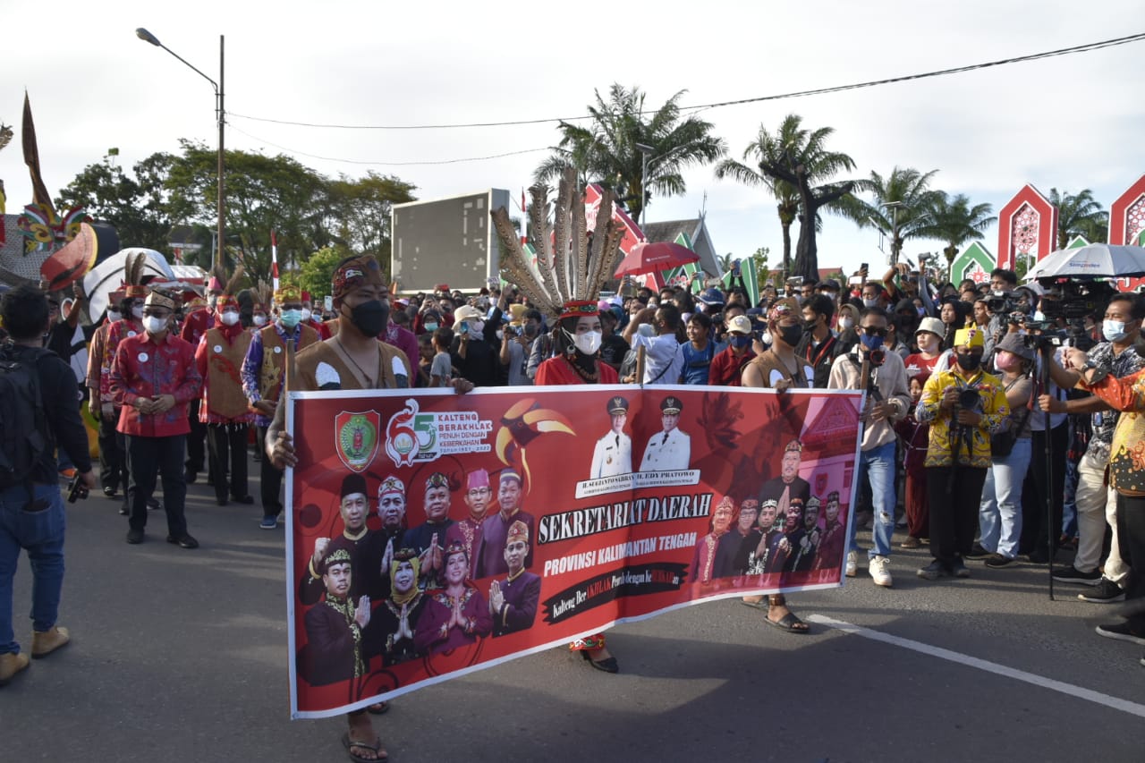 Sekretaris Daerah Prov. Kalteng Usung Tema Huma Betang Pada Pawai Budaya FBIM 2022