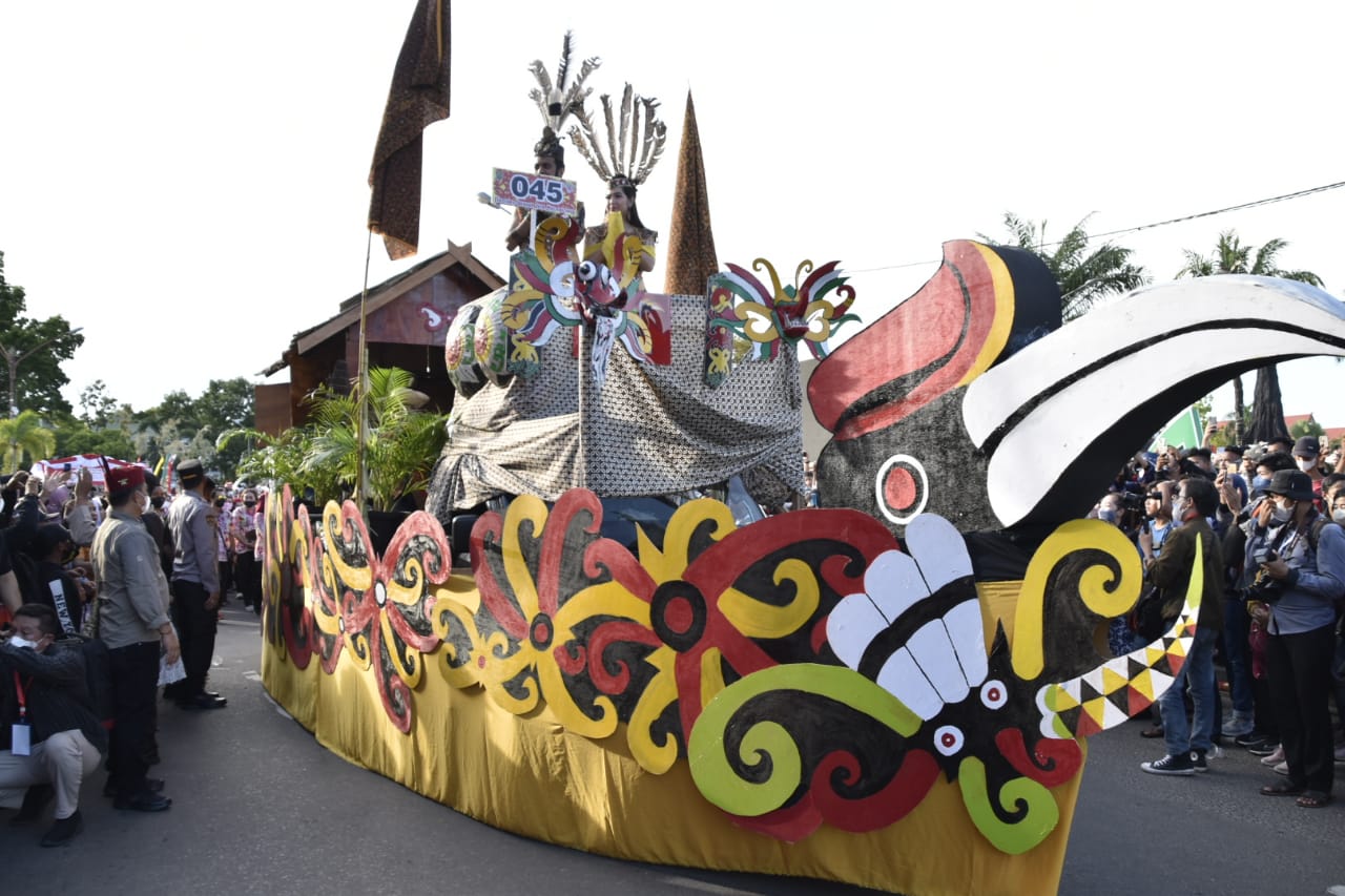 Sekretaris Daerah Prov. Kalteng Usung Tema Huma Betang Pada Pawai Budaya FBIM 2022