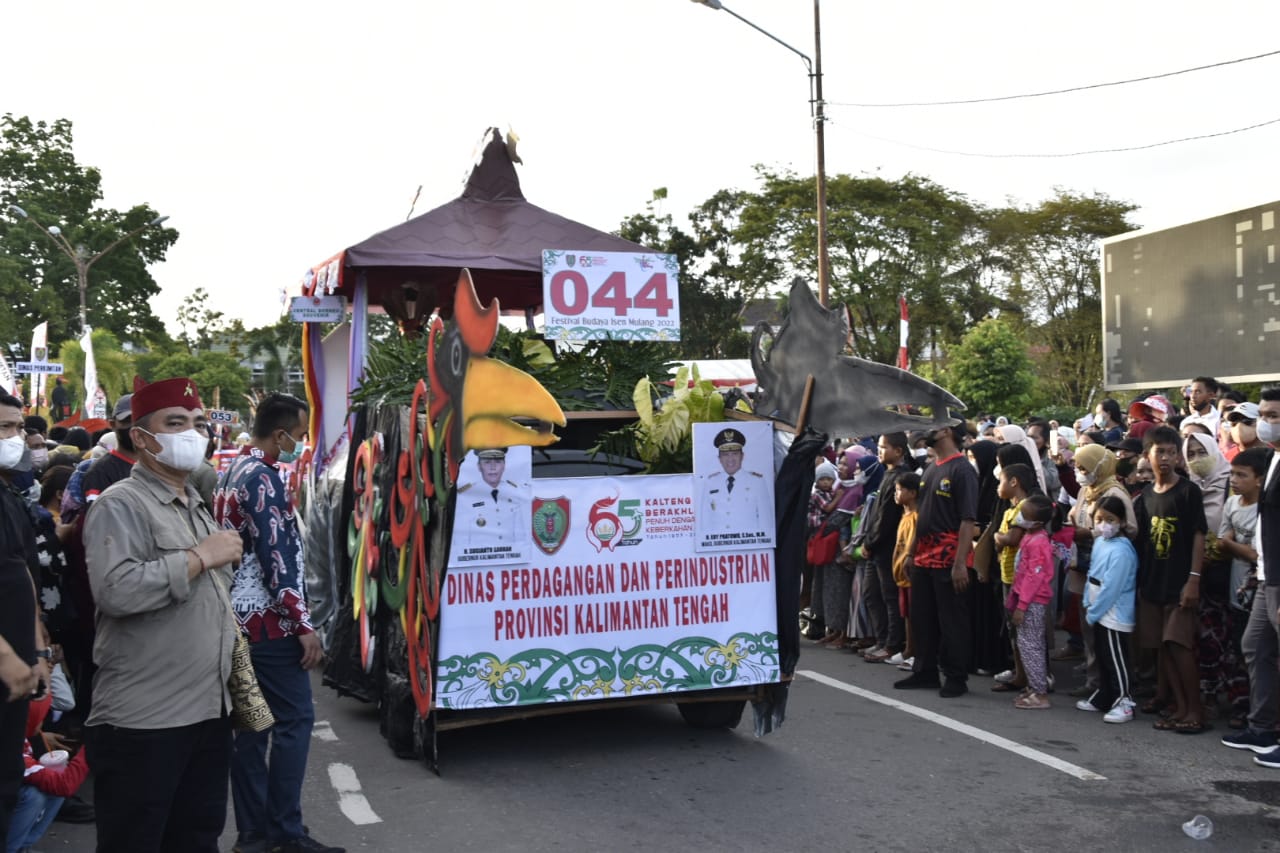Disdagperin Prov. Kalteng Gaungkan Semangat Bangga Buatan Indonesia pada Pawai Budaya FBIM 2022