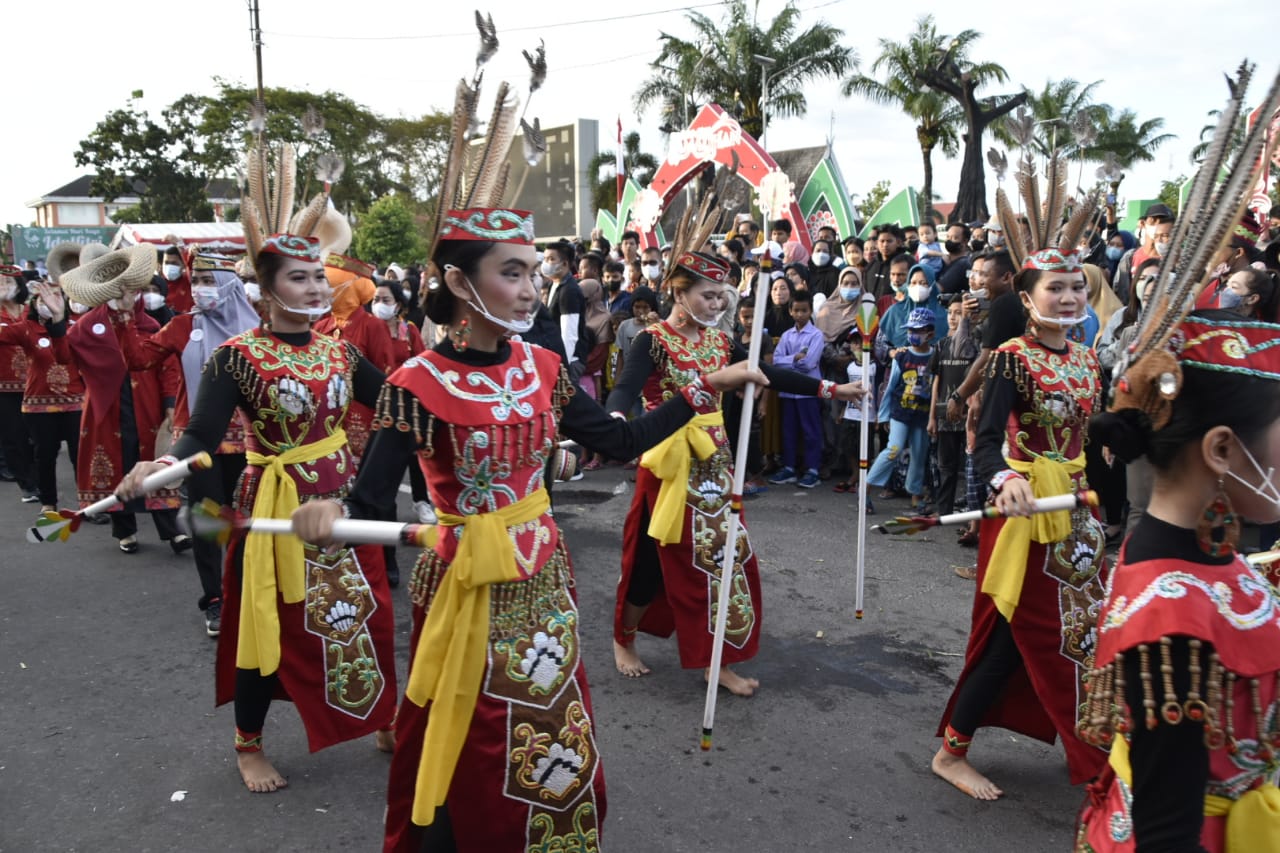 Disdagperin Prov. Kalteng Gaungkan Semangat Bangga Buatan Indonesia pada Pawai Budaya FBIM 2022