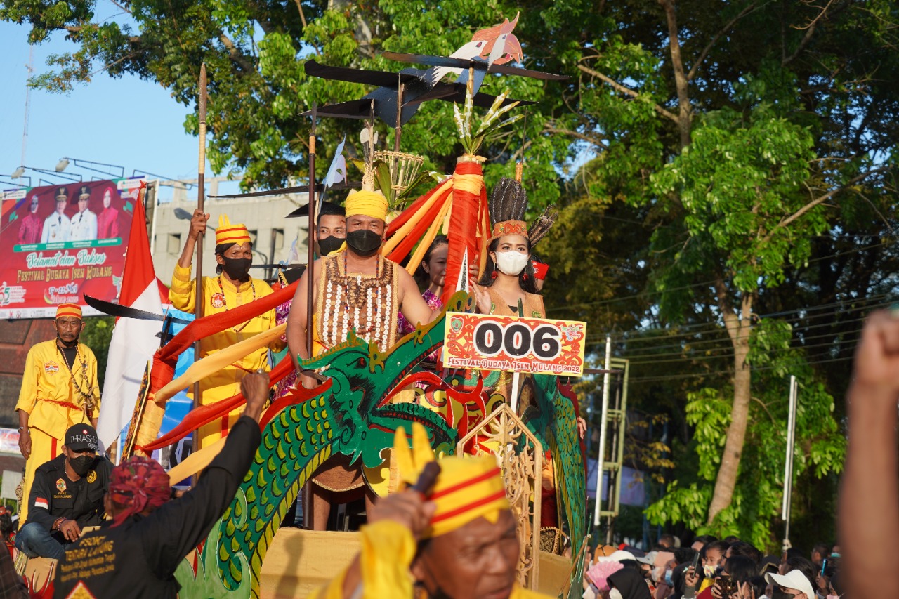 Kuala Kapuas Tampilkan Pagelaran Seni Tutur Sarita Pada Karnaval FBIM 2022