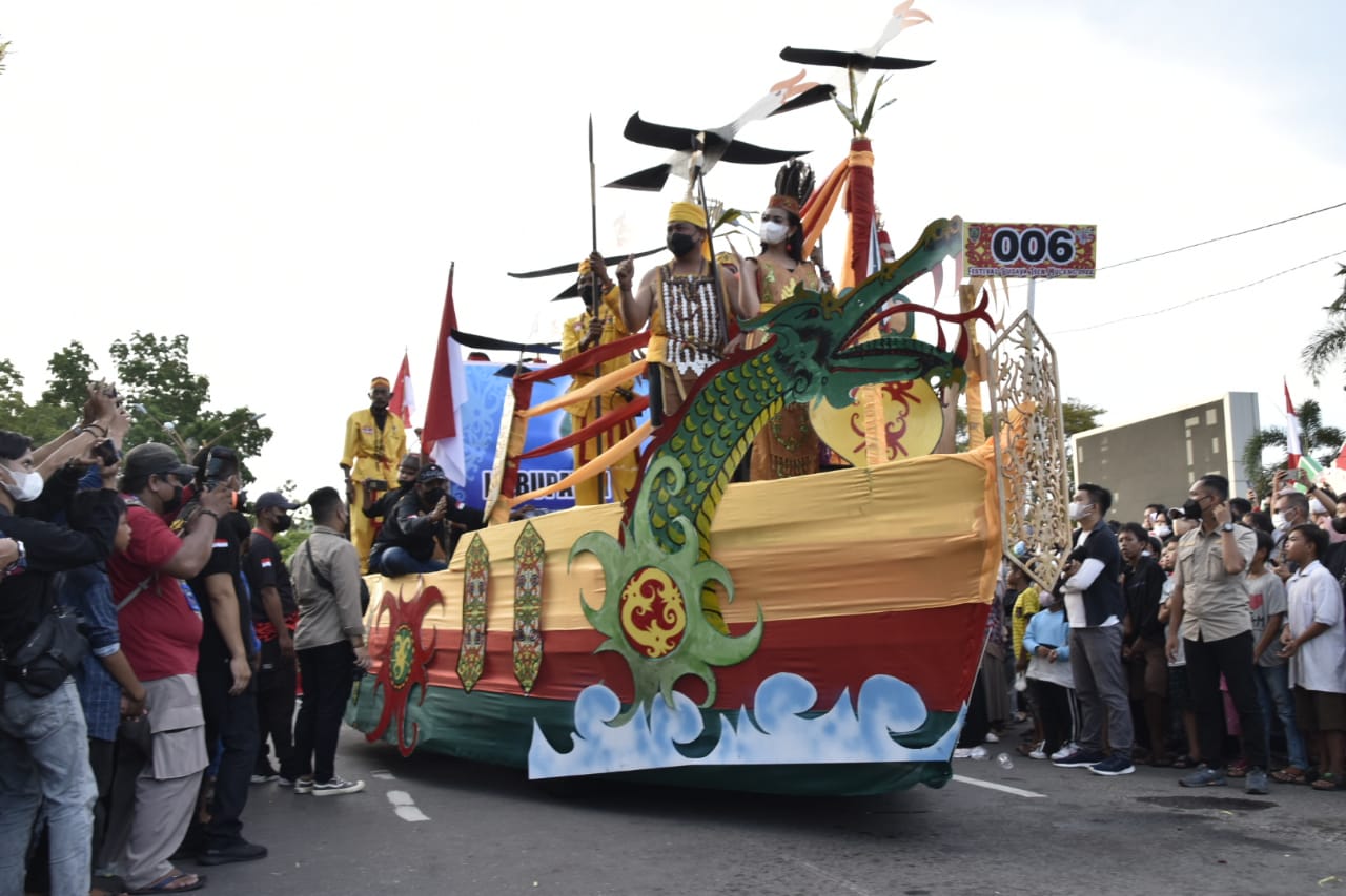 Kuala Kapuas Tampilkan Pagelaran Seni Tutur Sarita Pada Karnaval FBIM 2022