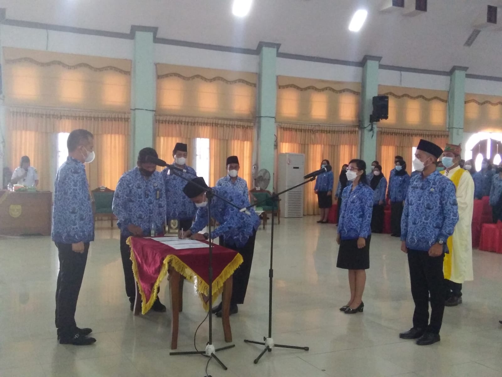  Bupati Gumas Serahkan Surat Keputusan Pengangkatan Pegawai Negeri Sipil