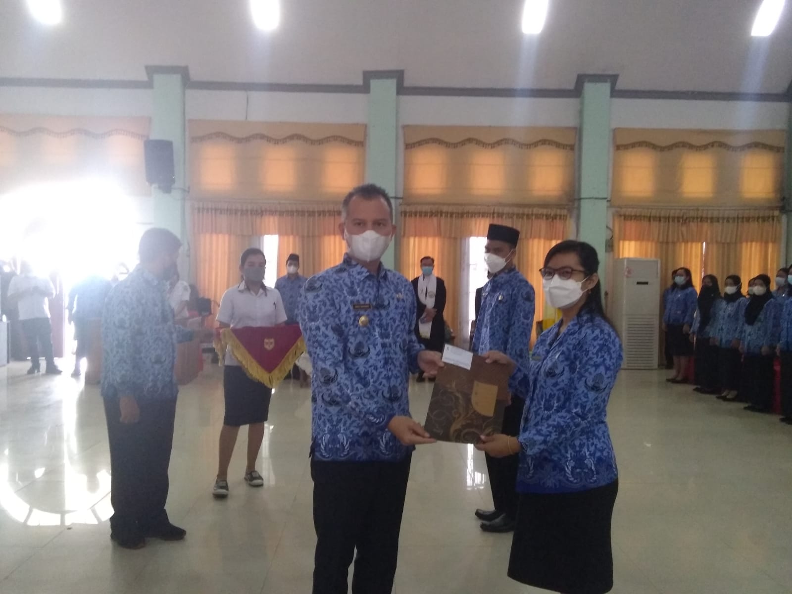  Bupati Gumas Serahkan Surat Keputusan Pengangkatan Pegawai Negeri Sipil