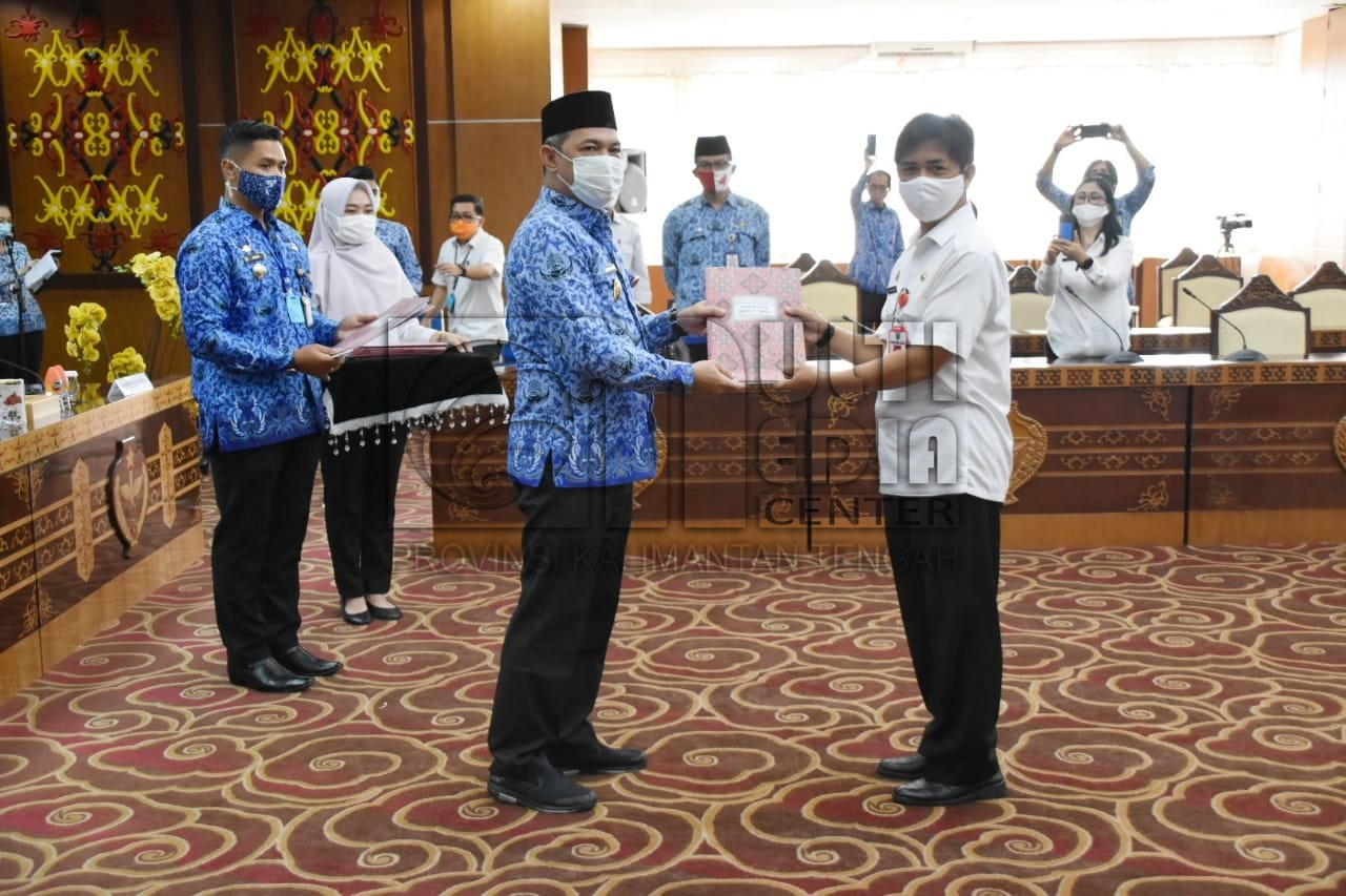 Sekda Fahrizal Fitri Melakukan Penyerahan 8 Permendagri Tentang Batas Daerah Antar Provinsi Dan Antar Kabupaten di Prov. Kalteng 