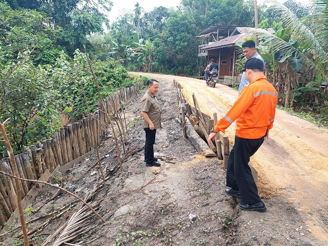 Pj. Bupati Deddy Winarwan Tinjau Kondisi Jalan Poros Desa Patas I Menuju Desa Muara Singan 
