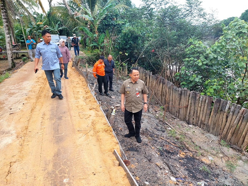 Pj. Bupati Deddy Winarwan Tinjau Kondisi Jalan Poros Desa Patas I Menuju Desa Muara Singan 