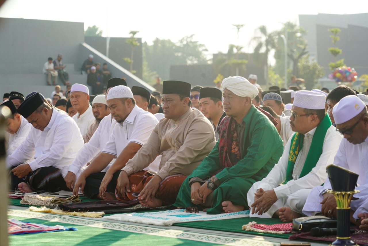 Wagub Edy Pratowo Bersama Jajaran Pemprov Kalteng Melaksanakan Salat Iduladha di Bundaran Besar Palangka Raya