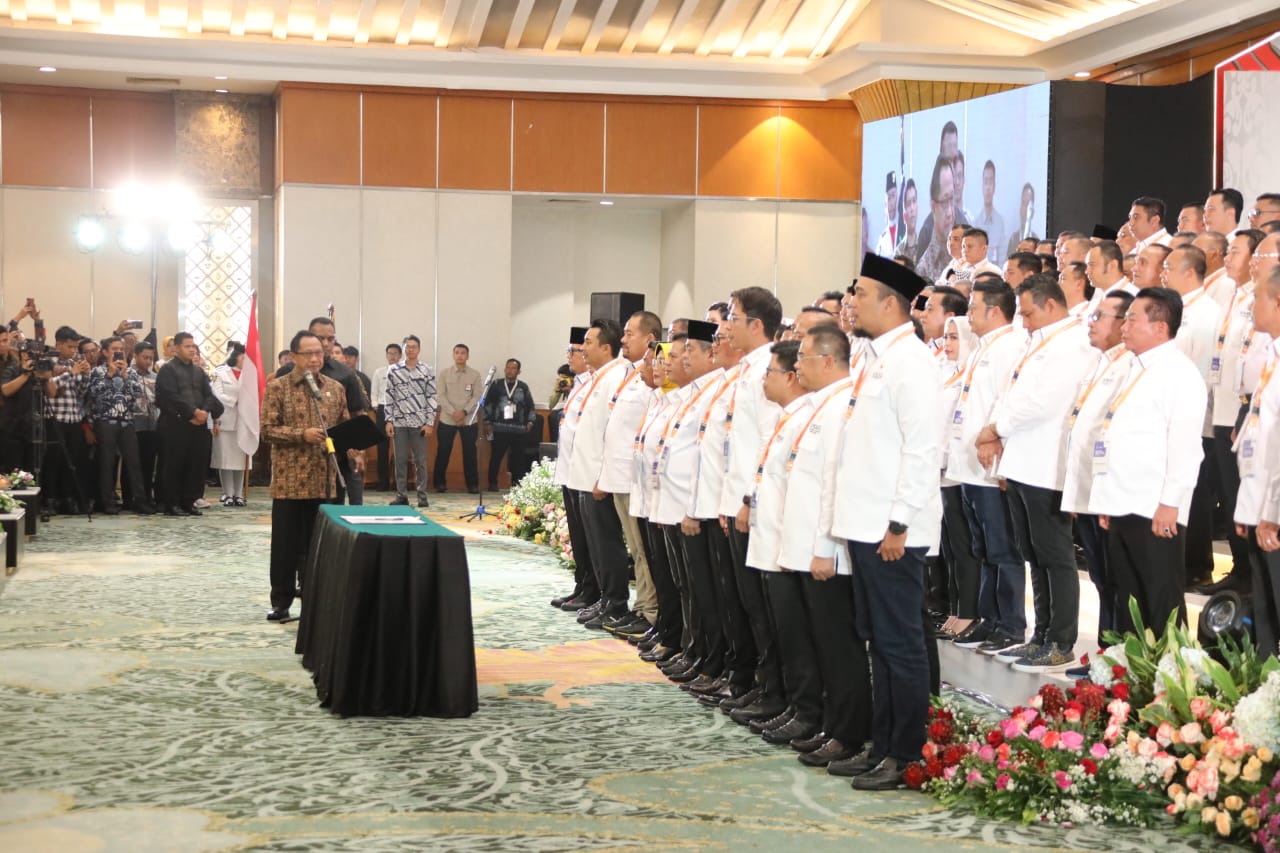 Mendagri Tito Kukuhkan Dewan Pengurus APKASI Masa Bakti 2025–2030
