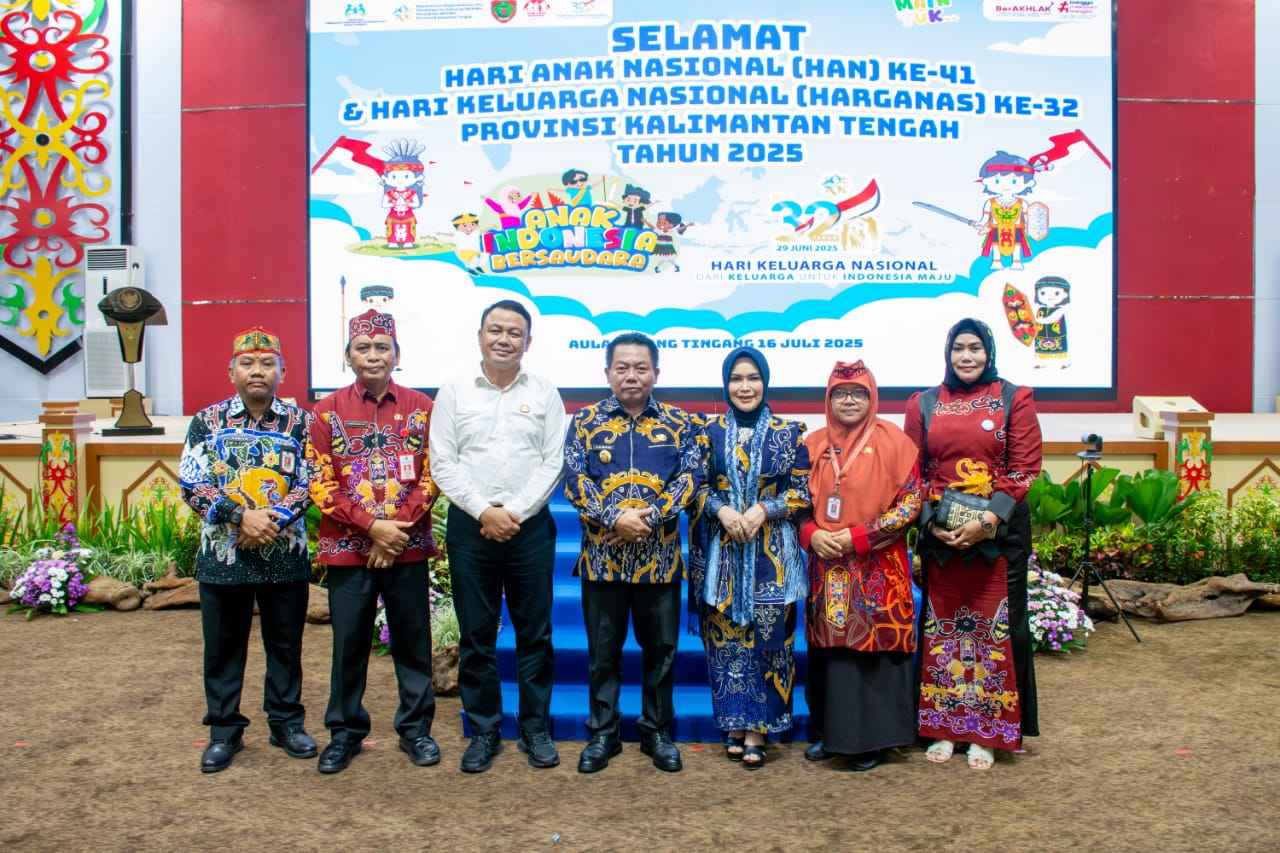 Bupati dan Ketua TP PKK Kapuas Hadiri Pengukuhan Ayah Bunda GenRe dan Orang Tua Asuh Anak Stunting Provinsi Kalteng