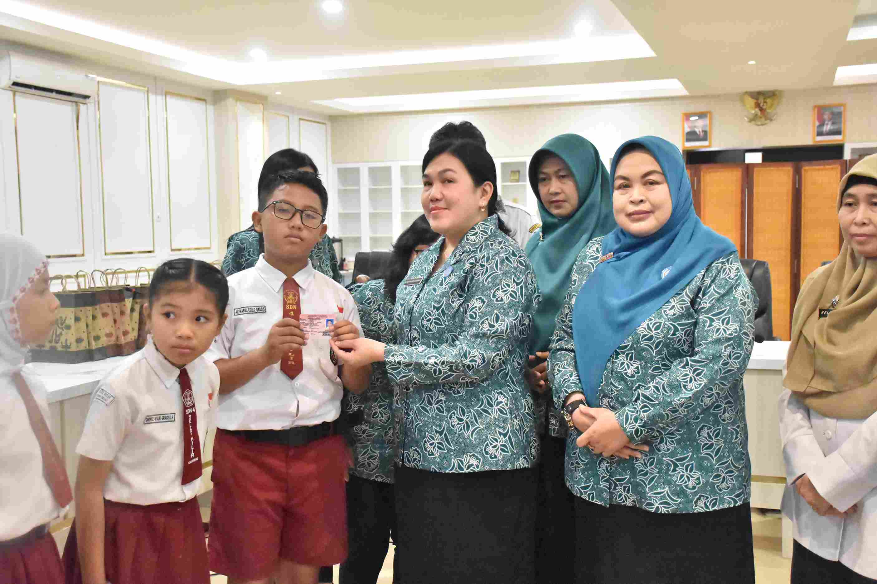 Tim Penggerak PKK Kabupaten Kapuas Serahkan Kartu Identitas Anak