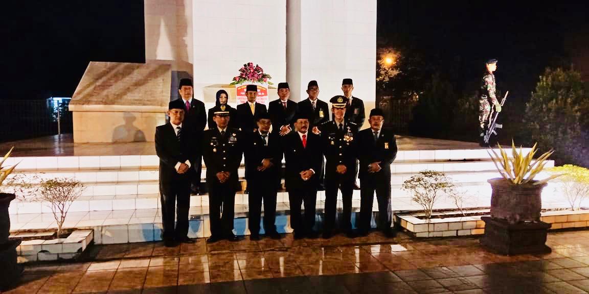 Apel Kehormatan dan Renungan Suci di Taman Makam Pahlawan Sanaman Lampang