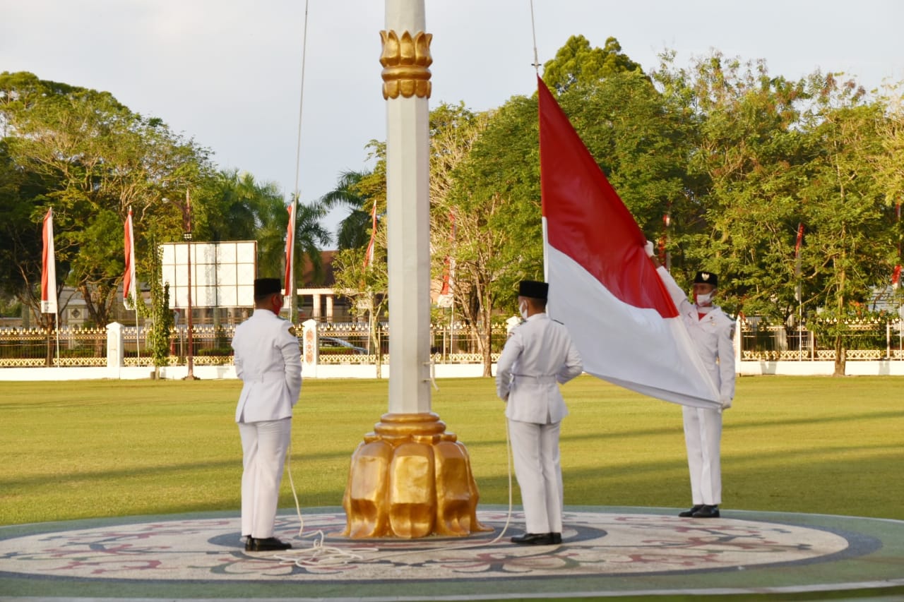 Wakil Gubernur Habib Ismail Bin Yahya Pimpin Upacara Penurunan Bendera Merah Putih di Halaman Kantor Gubernur Kalteng