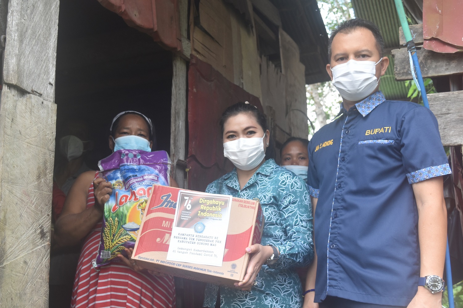 Di Tengah Pandemi Covid-19, TP-PKK Kabupaten Gunung Mas Turut Berbagi Kasih