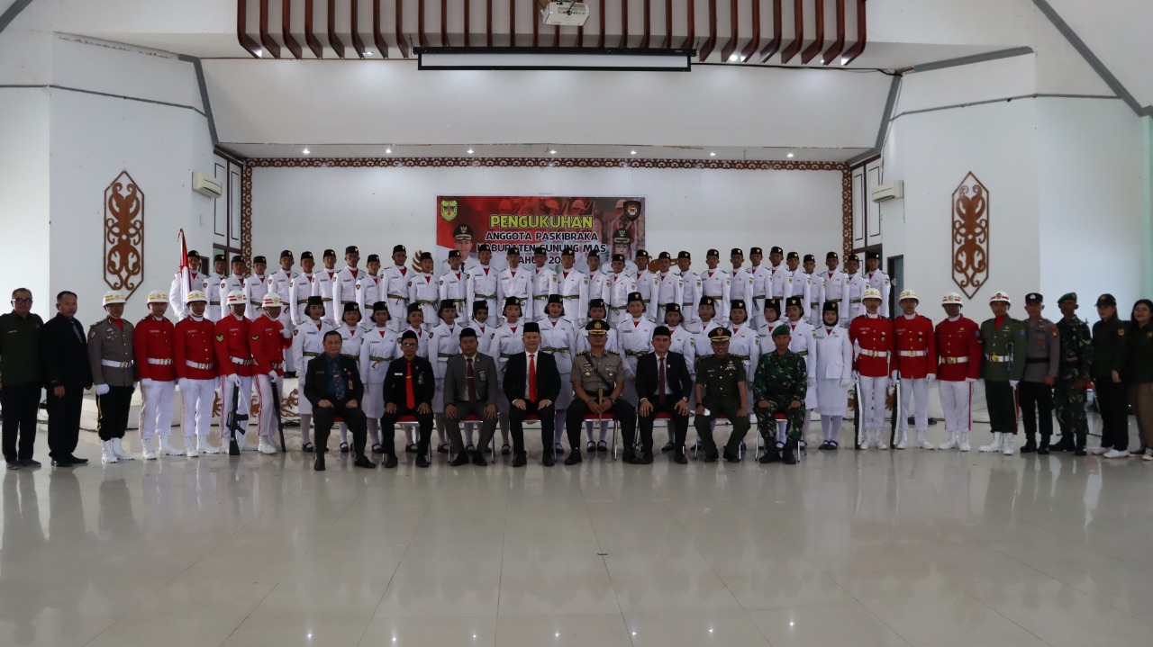 Bupati Gumas Kukuhkan Anggota Paskibraka 