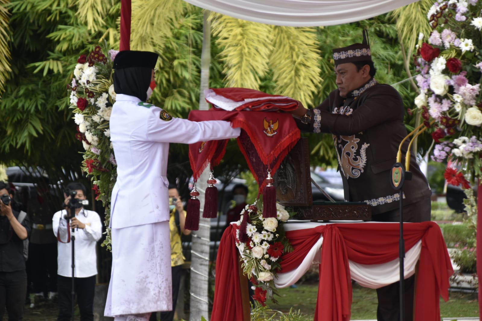 Wakil Gubernur Kalteng Pimpin Upacara Penurunan Bendera Merah Putih