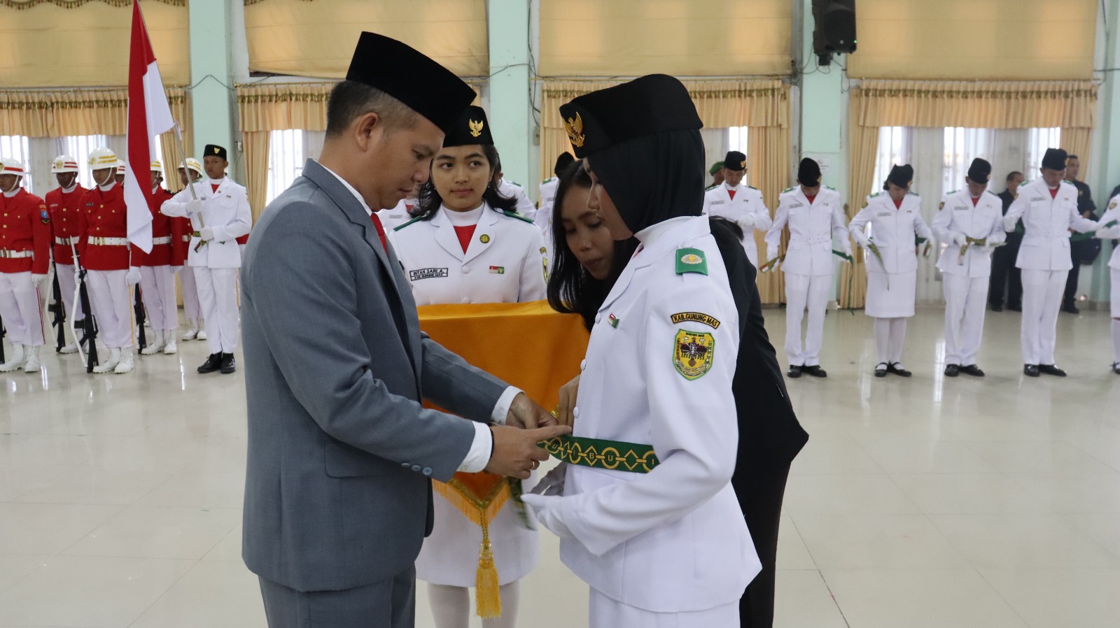 Bupati Jaya Samaya Monong Kukuhkan Anggota Paskibraka Kabupaten Gunung Mas 2023