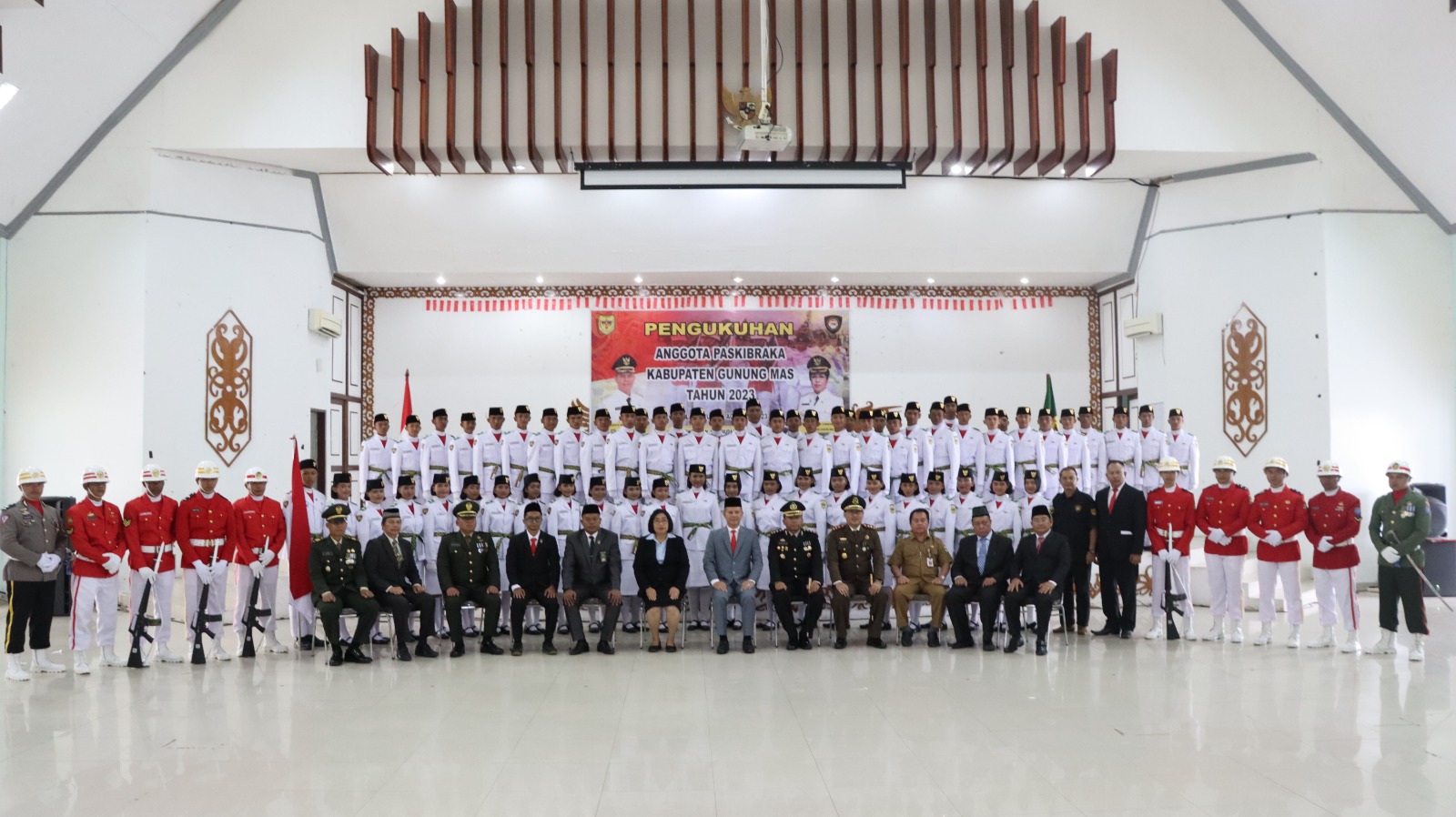 Bupati Jaya Samaya Monong Kukuhkan Anggota Paskibraka Kabupaten Gunung Mas 2023