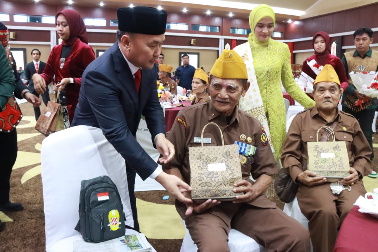 Gelar Ramah Tamah HUT ke 79 Kemerdekaan RI, Gubernur Kalteng Berikan Tali Asih Bagi Veteran Pejuang Kalteng