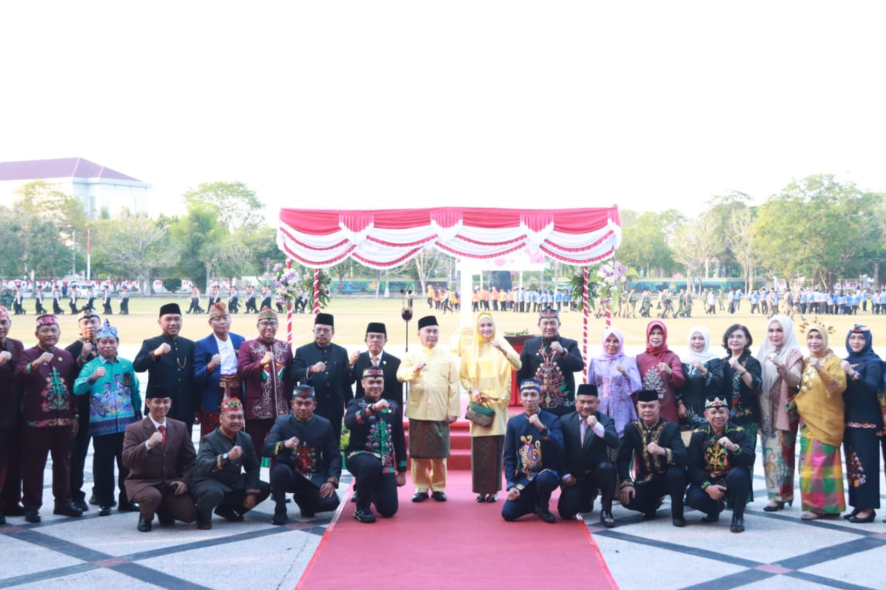 Wagub Kalteng H. Edy Pratowo Pimpin Upacara Penurunan Sang Merah Putih Tingkat Prov. Kalteng Tahun 2024