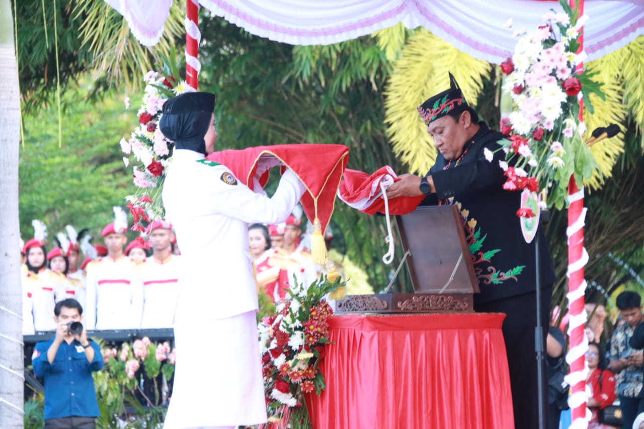 Wagub Kalteng H. Edy Pratowo Pimpin Upacara Penurunan Sang Merah Putih Tingkat Prov. Kalteng Tahun 2024