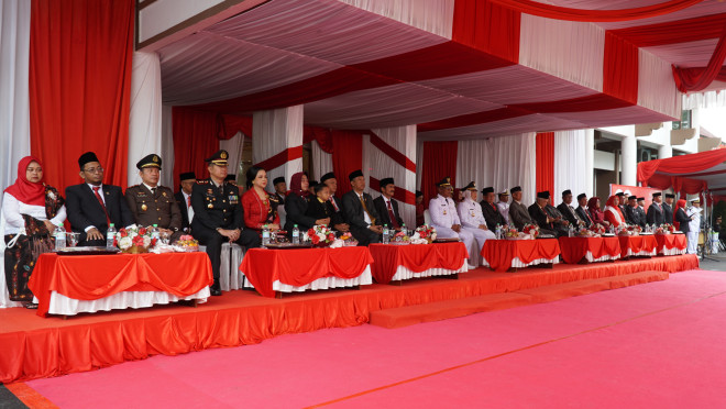 Bupati Kobar Hj. Nurhidayah Pimpin Upacara Detik-Detik Proklamasi RI ke-80