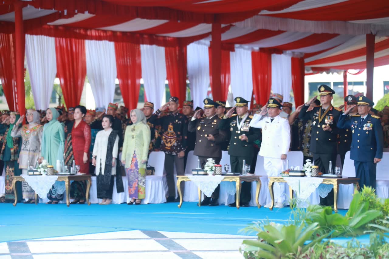 Wagub Edy Pratowo Pimpin Penurunan Sang Merah Putih di Hari Kemerdekaan
