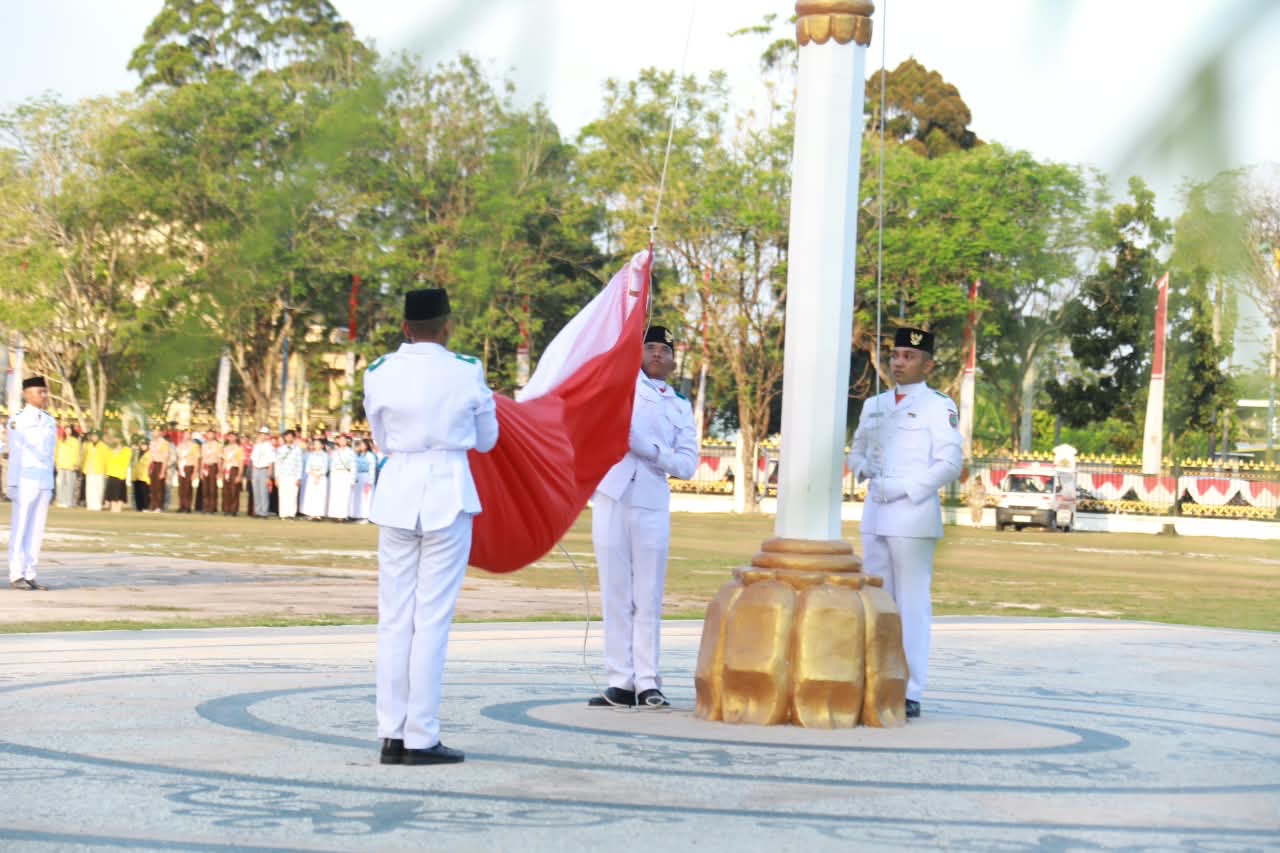 Wagub Edy Pratowo Pimpin Penurunan Sang Merah Putih di Hari Kemerdekaan