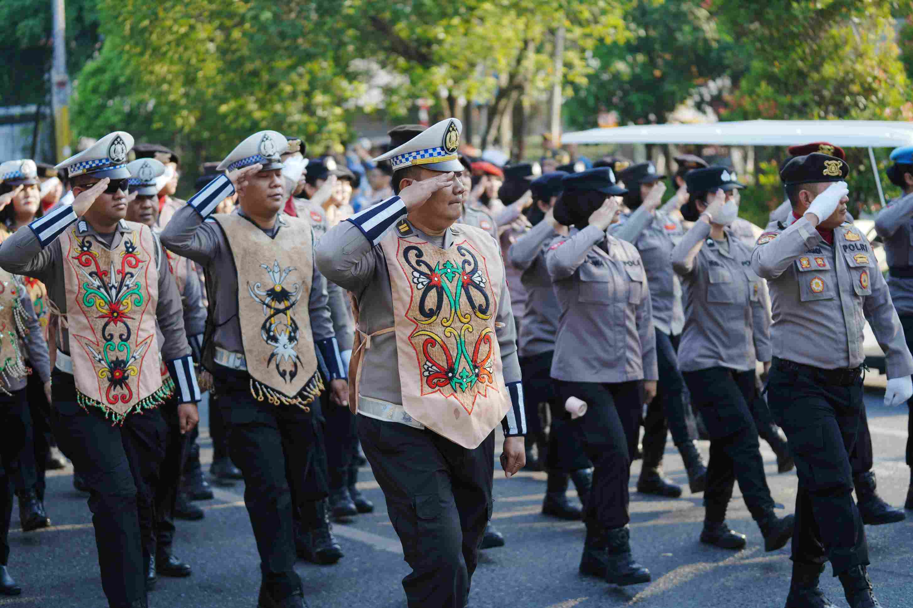 Kirab Budaya Isen Mulang Tampilkan Semangat Kebersamaan di HUT ke-81 RI