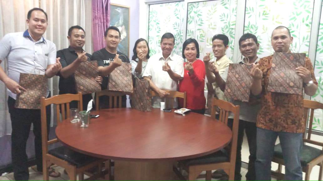 Kakanwil Undang Makan Malam Dan Beri Souvenir Kepada Yang Selalu Dekat Dan Melekat Melayani
