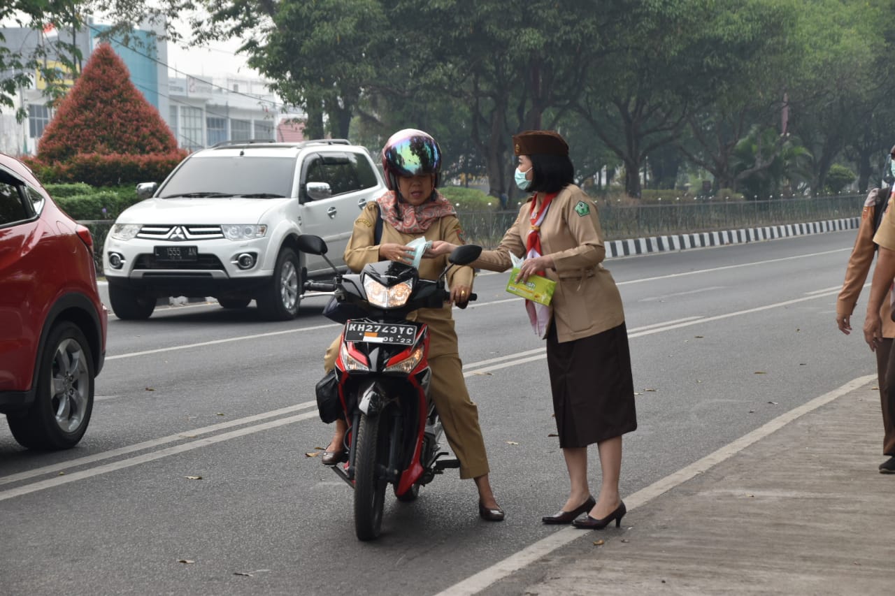 Peduli Dampak Kabut Asap, Dinas Kesehatan Prov. Kalteng Bagikan 1.500 Masker Kepada Masyarakat