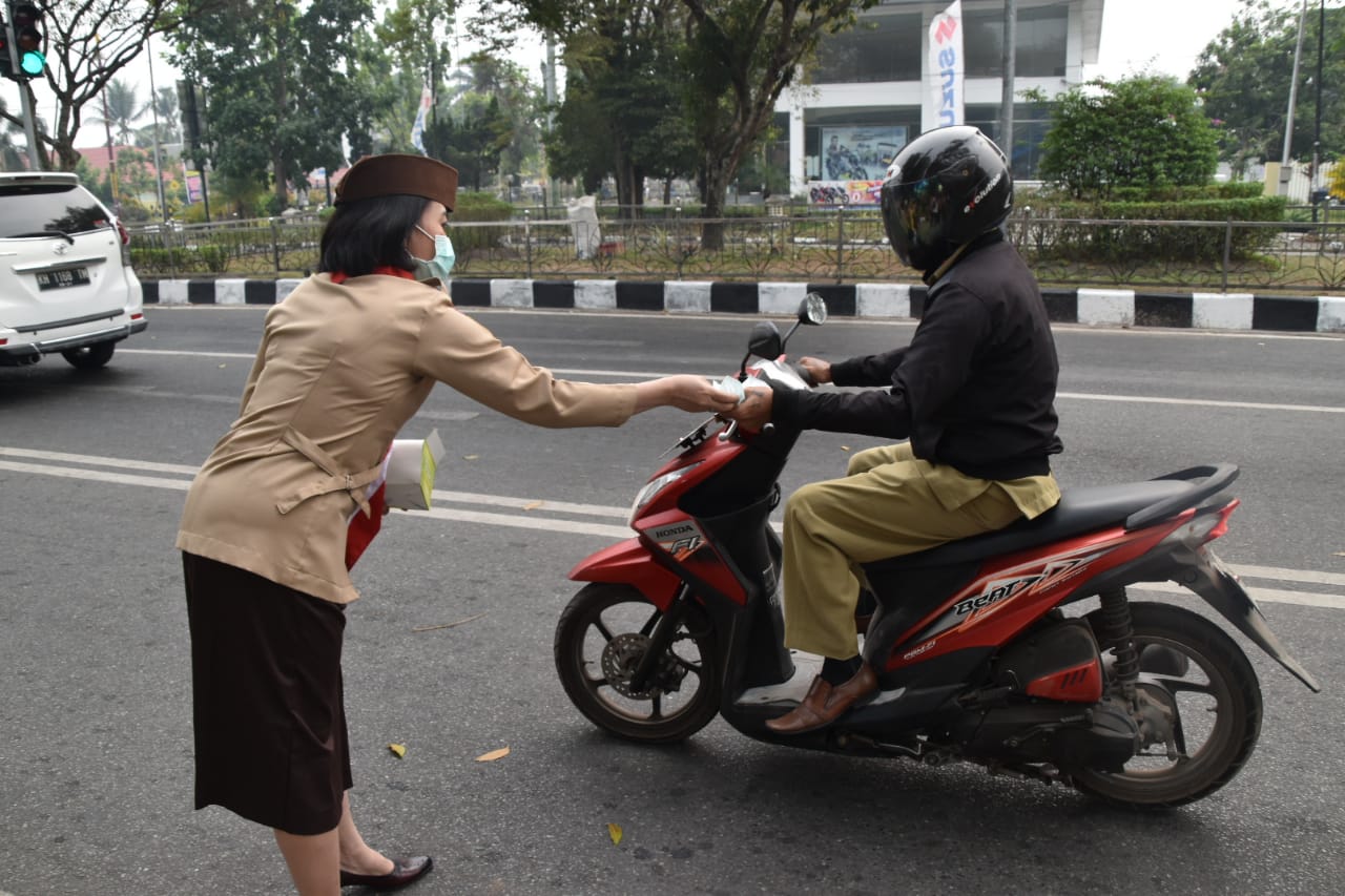 Peduli Dampak Kabut Asap, Dinas Kesehatan Prov. Kalteng Bagikan 1.500 Masker Kepada Masyarakat