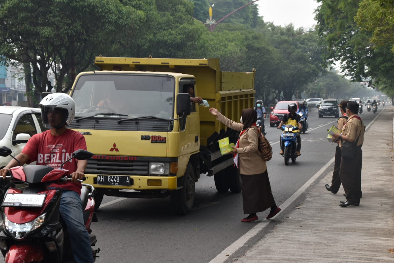 Peduli Dampak Kabut Asap, Dinas Kesehatan Prov. Kalteng Bagikan 1.500 Masker Kepada Masyarakat