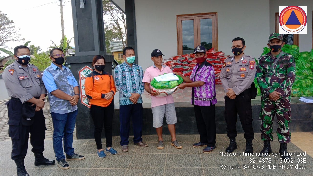 Penyaluran Bantuan Untuk Masyarakat Terdampak Banjir di Kecamatan Sanaman Mantikei Kabupaten Katingan