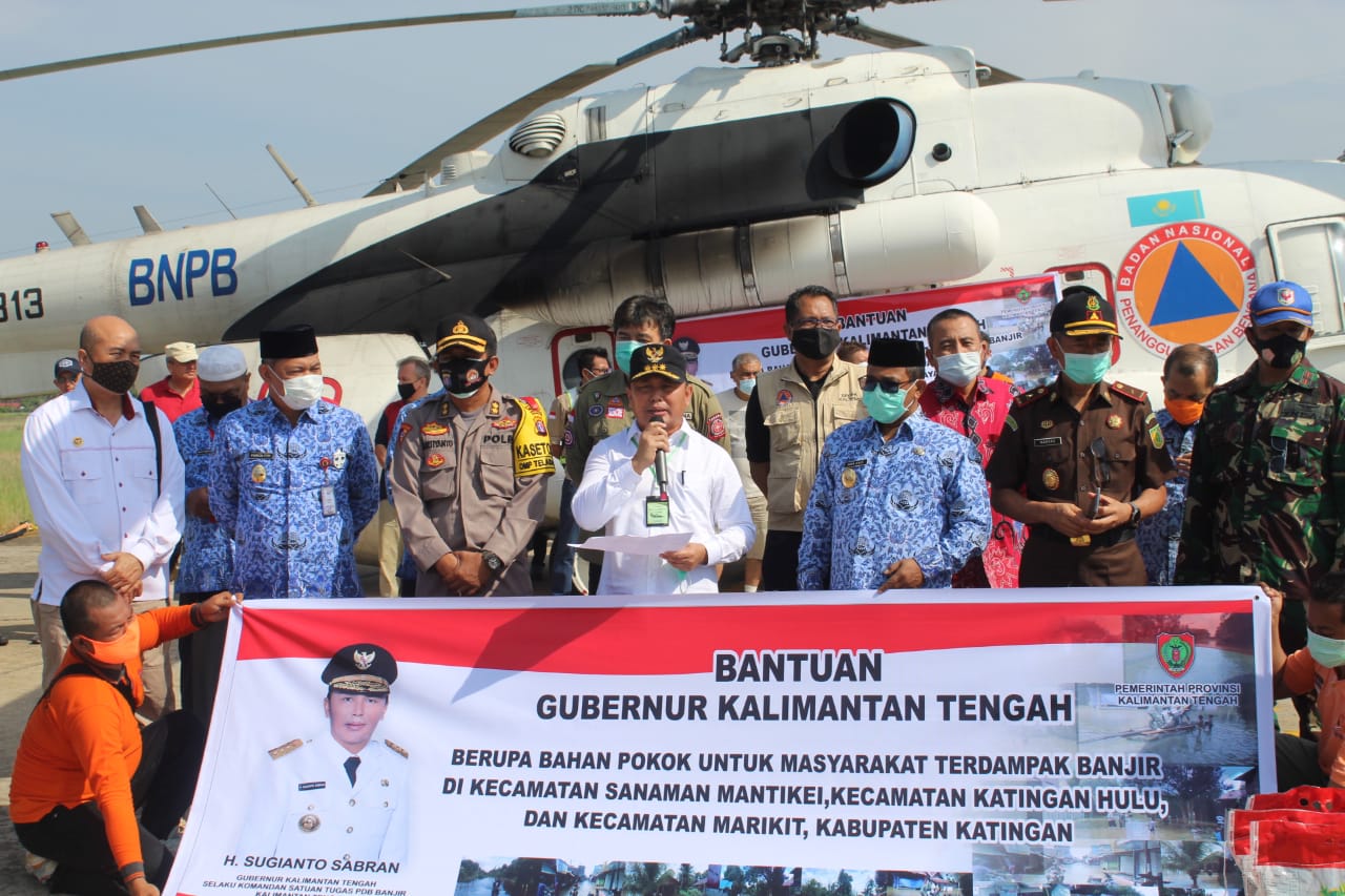Gubernur Kalteng Melakukan Pelepasan Simbolis Bantuan Sosial Korban Banjir Melalui Jalur Udara