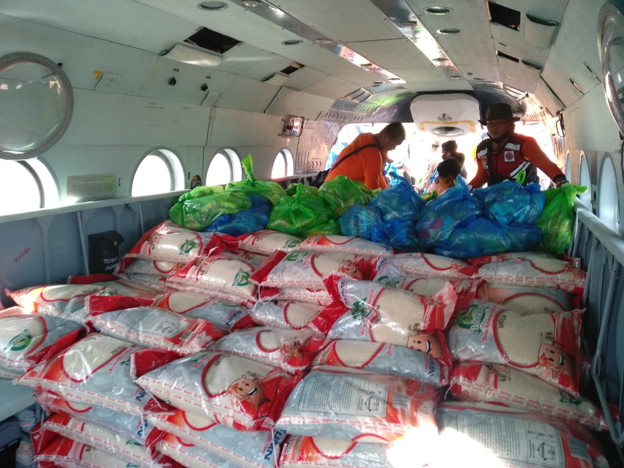 Gubernur Kalteng Melakukan Pelepasan Simbolis Bantuan Sosial Korban Banjir Melalui Jalur Udara