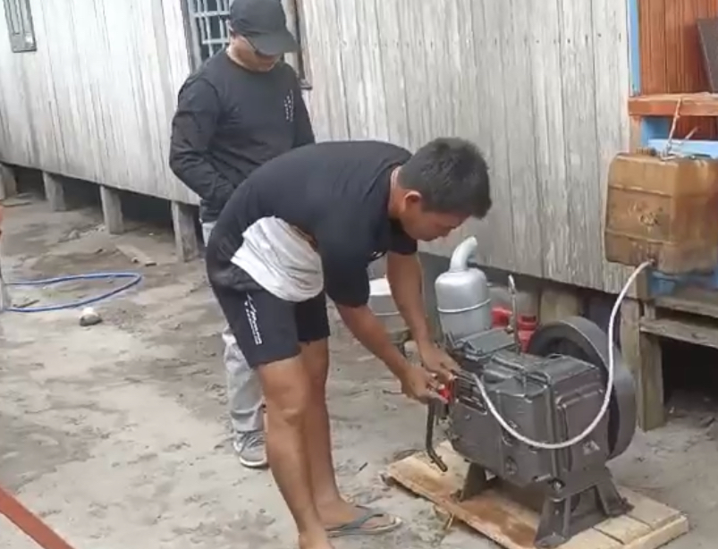 Dislutkan Serahkan Bantuan Gubernur Kalteng Berupa Sarana Penangkapan Kepada Nelayan di Kotawaringin Barat