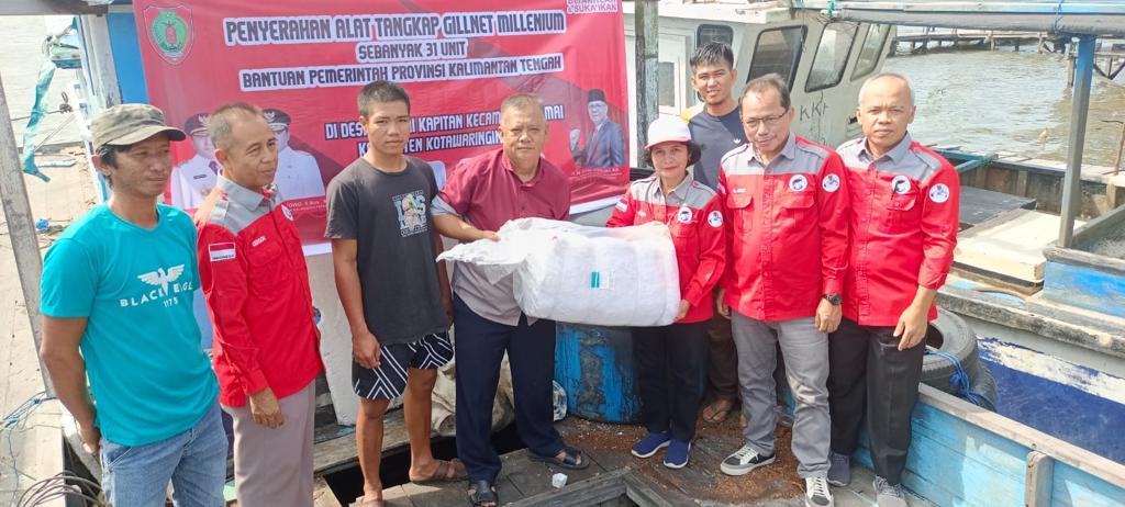 Dislutkan Serahkan Bantuan Gubernur Kalteng Berupa Sarana Penangkapan Kepada Nelayan di Kotawaringin Barat