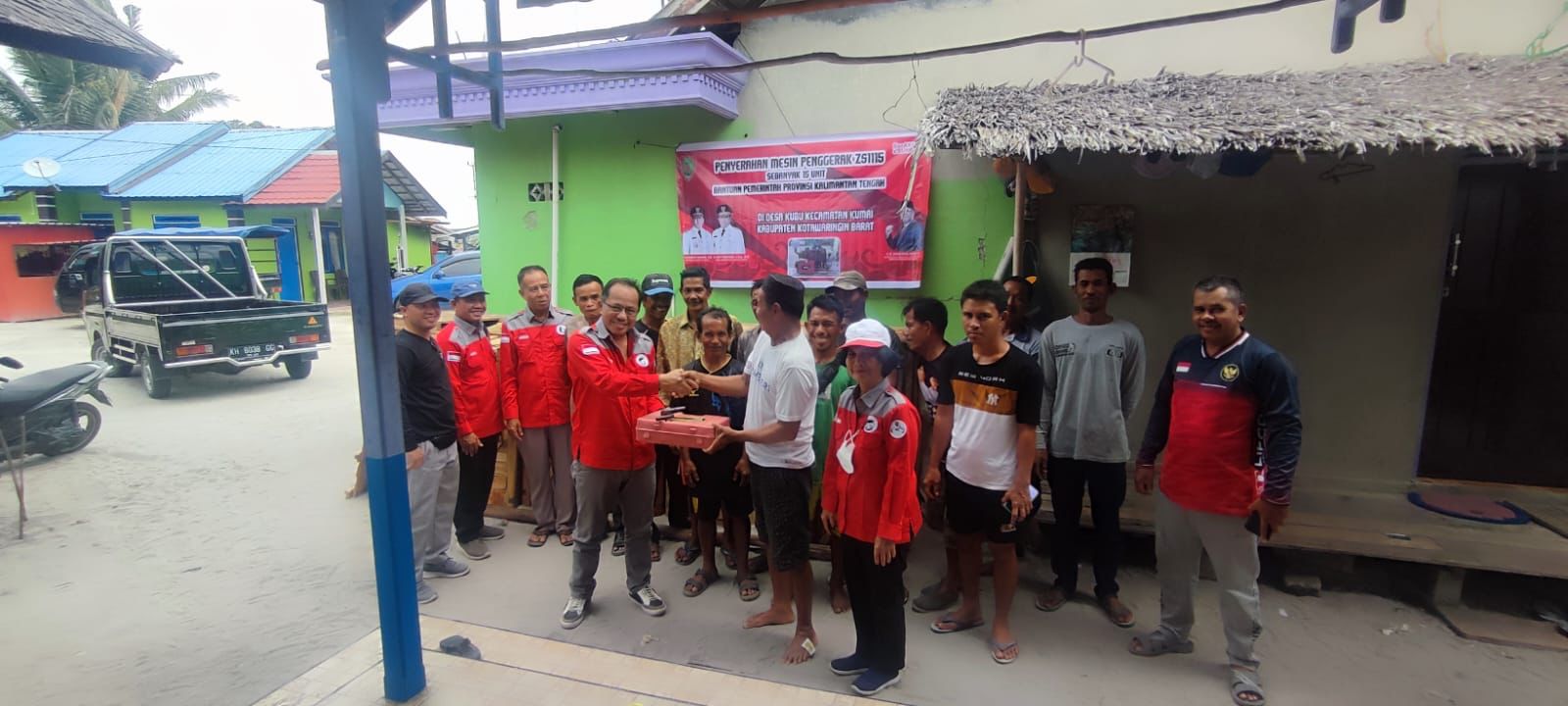 Dislutkan Serahkan Bantuan Gubernur Kalteng Berupa Sarana Penangkapan Kepada Nelayan di Kotawaringin Barat