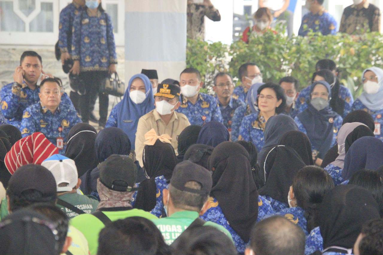 Gubernur Agustiar Sabran Salurkan 4.000 Paket Sembako untuk Ringankan Beban PNS Golongan I & II, PPPK dan Tenaga Outsourcing di Tengah Karhutla