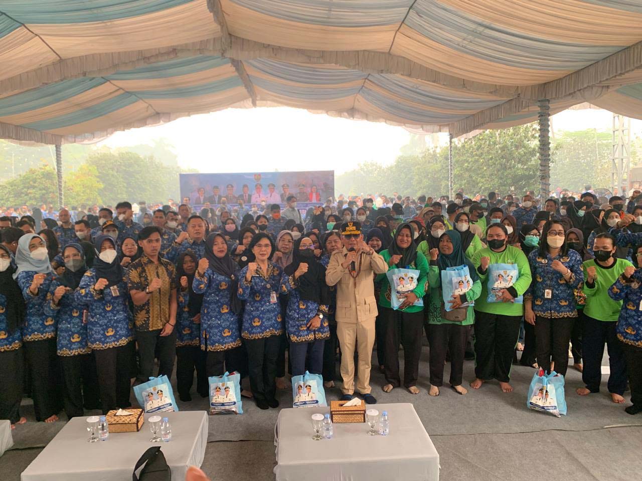 Gubernur Agustiar Sabran Salurkan 4.000 Paket Sembako untuk Ringankan Beban PNS Golongan I & II, PPPK dan Tenaga Outsourcing di Tengah Karhutla