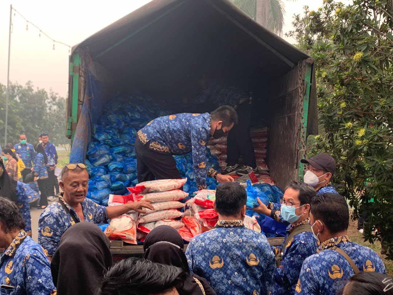 Gubernur Agustiar Sabran Salurkan 4.000 Paket Sembako untuk Ringankan Beban PNS Golongan I & II, PPPK dan Tenaga Outsourcing di Tengah Karhutla