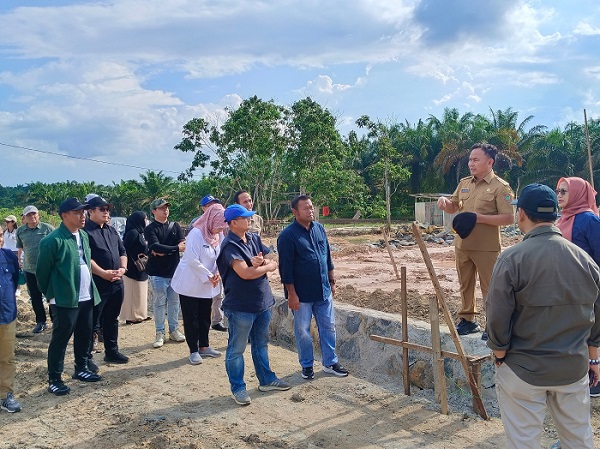 Kadisbun Dampingi Gubernur Kalteng Tinjau Pabrik Pakan Ternak di Parenggean