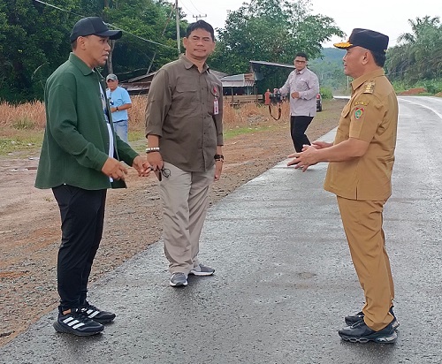 Kadisbun Dampingi Gubernur Kalteng Tinjau Pabrik Pakan Ternak di Parenggean